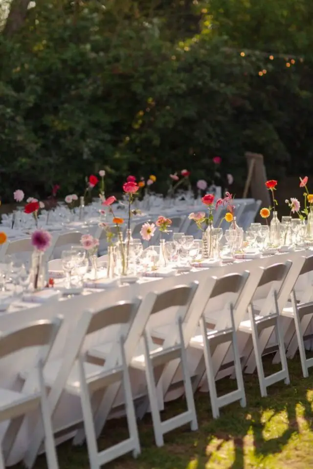 décoration de mariage au printemps table en extérieur multitude de soliflore bouteilles en verre transparent récup simple 