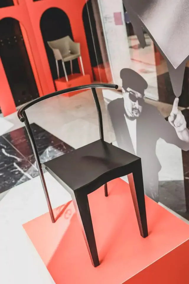 design annees 80 philippe starck chaise noir anguleuse et arrondi métal et plastique