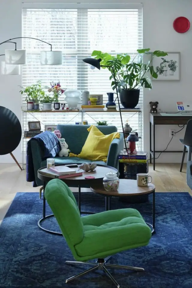 fauteuil DYVLINGE vert deco vintage ikea touche de couleur salon neutre et moderne plantes verte tapis bleu table gigogne ronde