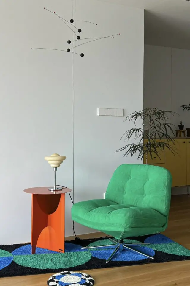 fauteuil DYVLINGE vert deco vintage ikea mur blanc salon table d'appoint orange tapis bleu noir vert 