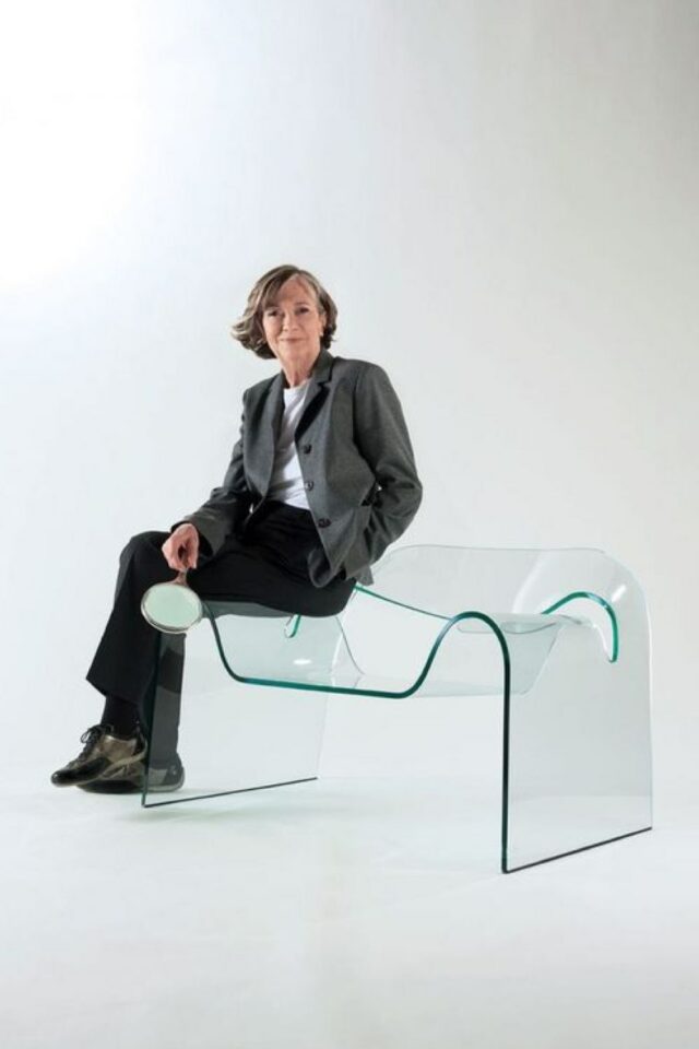 fauteuil culte design verre annees 80 Ghost armchair Fiam courbes et monolithique designer Cini Boeri 