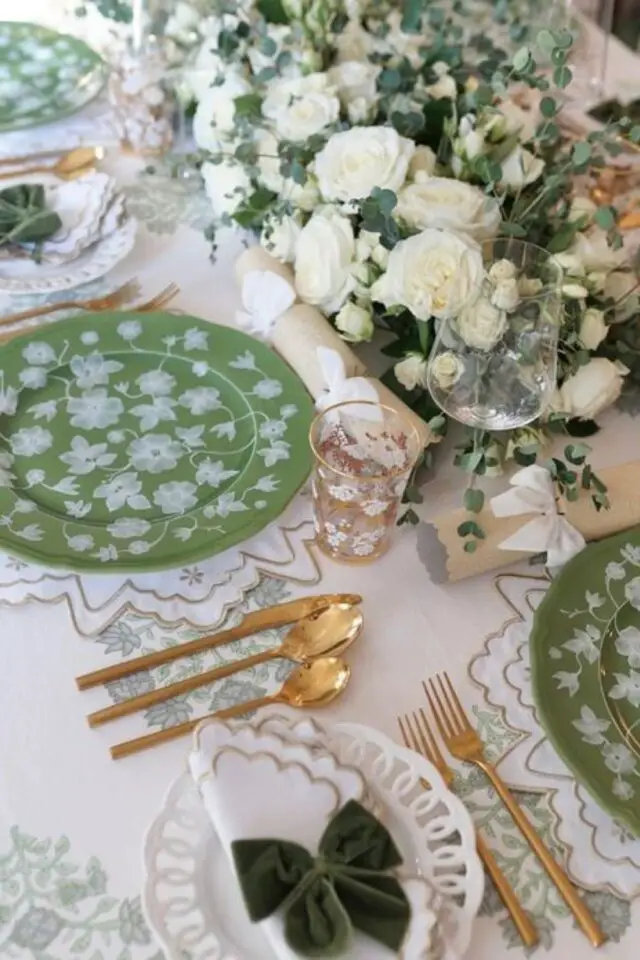 idee deco table fete pastel ambiance naturelle pâques printemps simple et chic nappe imprimée motif floral bouquet de fleurs blanches et vertes