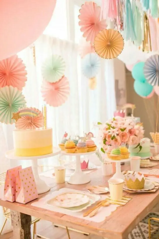 idee deco table fete pastel buffet de gâteau anniversaire baptême baby shower enfant couleurs douces et joyeuses
