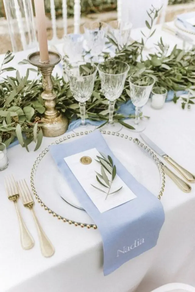 idee deco table fete pastel simple et élégante baptême garçon serviette de table bleu tendre eucalyptus