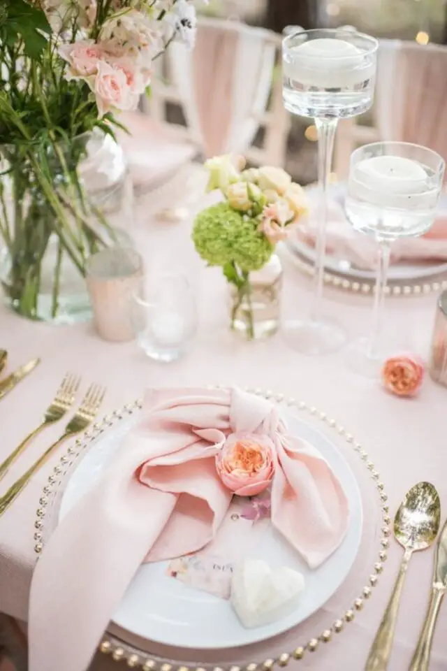 idee deco table fete pastel baptême fille nappe rose claire petit bouquet de fleurs printanières simple et élégant