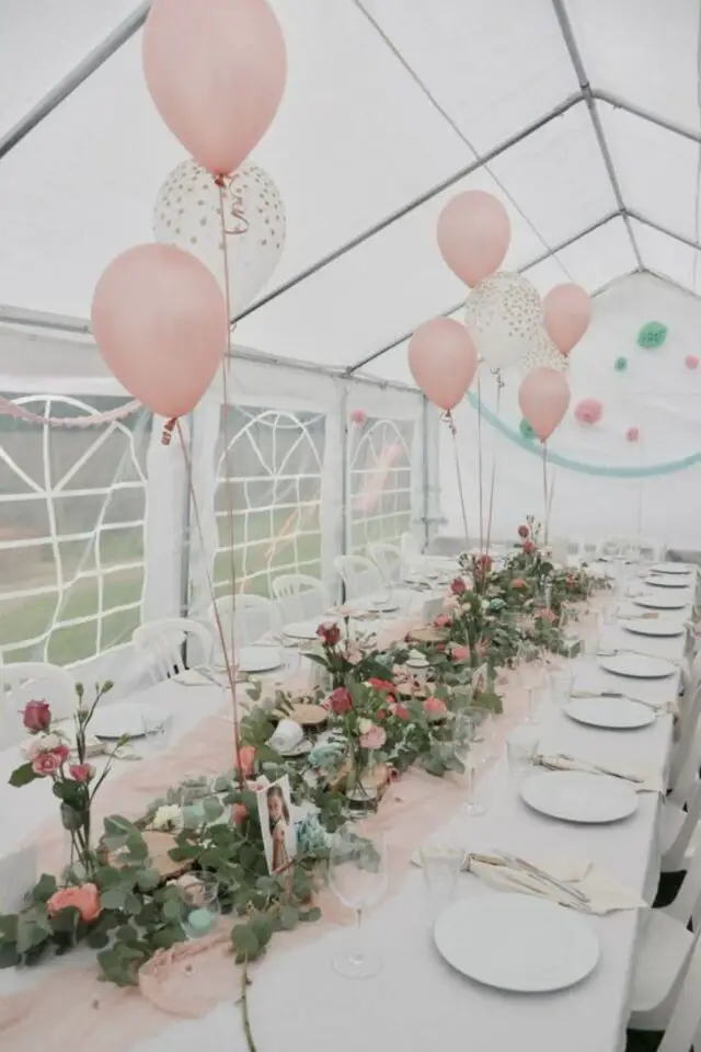 idee deco table fete pastel baptême maraige printemps pâques chemin de table rose et fleurs ballons à l'helium 