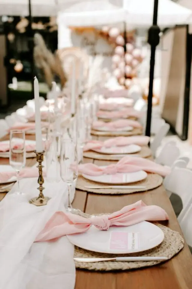 idee deco table fete pastel simple et chic pas cher chemin de table blanc bougies chandelier serviette nouée rose
