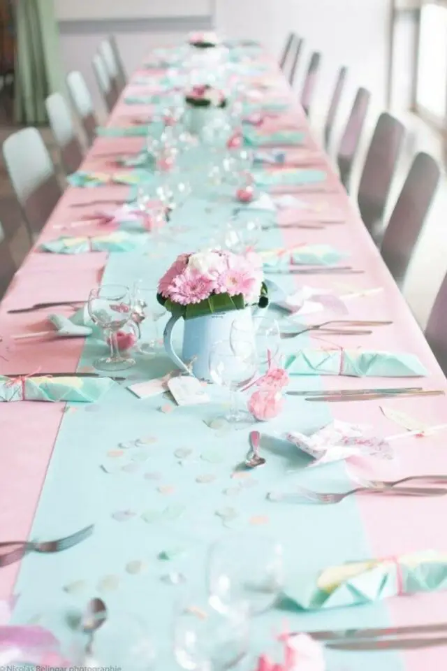 idee deco table fete pastel Anniversaire fillette nappe en papier rose chemin de table bleu vert aqua facile et pas cher