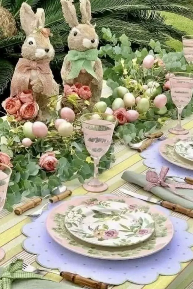 idee deco table fete pastel pâques déco bucolique campagne nature chemin de table fleur et oeuf décoré assiettes motifs floral imprimé vert douceur