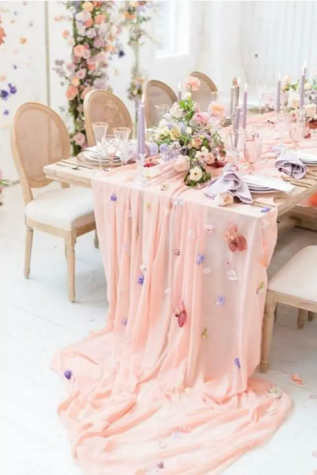 idee deco table fete pastel fête prénatale baby shower nappe en tissus transparent rose bougies parme fleurs