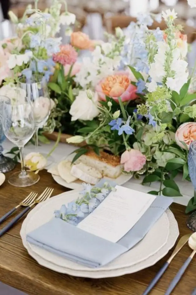 idee deco table fete pastel mariage chic et élégant intemporel printemps serviette de table bleue bouquet rose 