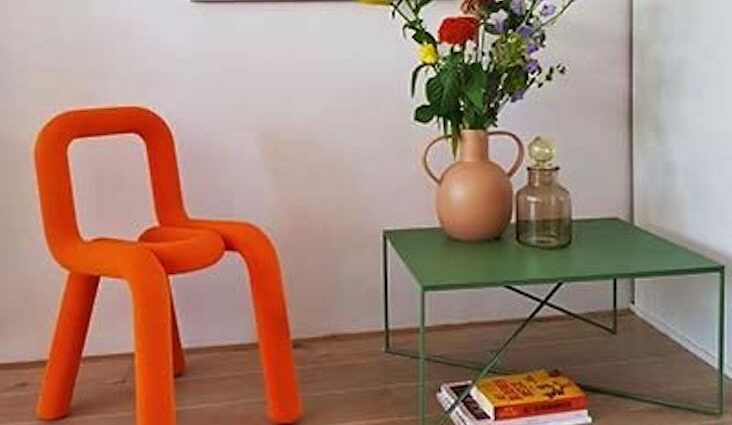 idee decoration originale et inattendue tendance chaise orange design table basse verte esprit moderne et vintage