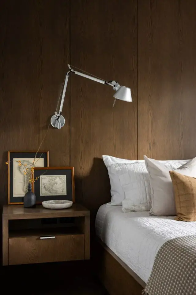 intérieur haut de gamme intemporel chambre adulte mur en bois sombre lambris format XXL