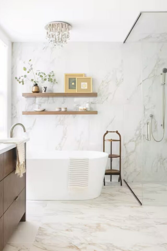 intérieur haut de gamme intemporel salle de bain luxueuse avec baignoire et douche italienne revêtement marbre blanc 