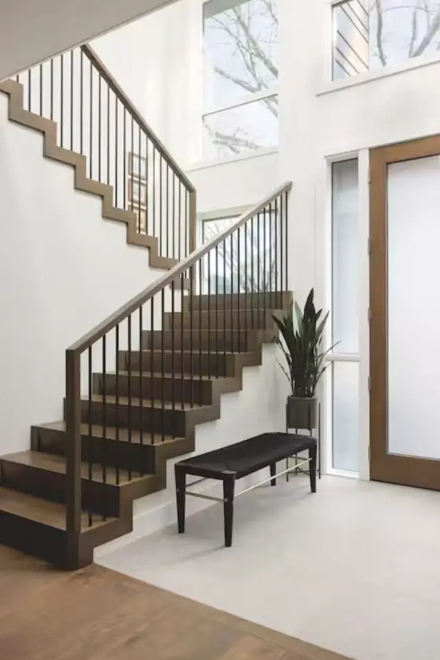 intérieur haut de gamme intemporel hall d'entrée escaliers ouverts modernes marrons et aluminium brossé