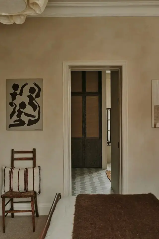 maison de ville interieur elegant suave chambre à coucher déco tonalité neutre écru et marron chaise ancienne tableau abstrait