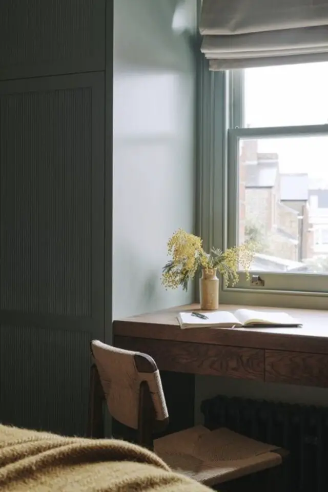 maison de ville interieur elegant suave chambre enfant petit bureau en face de la fenêtre au dessus du radiateur