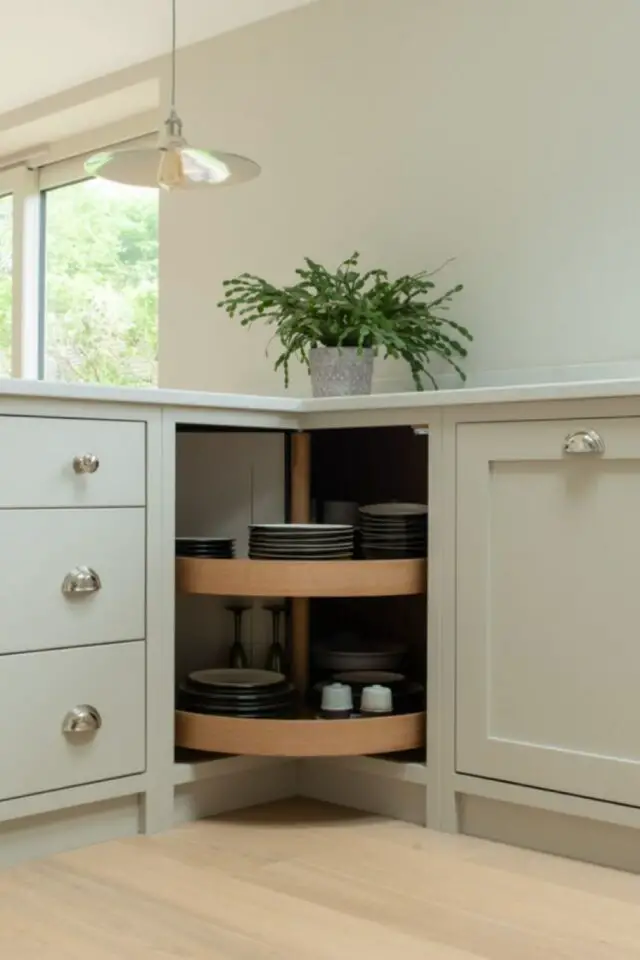 meuble angle cuisine gain de place intérieur pratique plateau rotatif aménagement petit espace