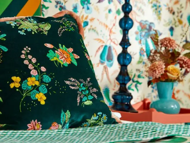 interieur style campagne anglaise printemps chambre parentale maximalisme motif fleurs géométrie couleurs 