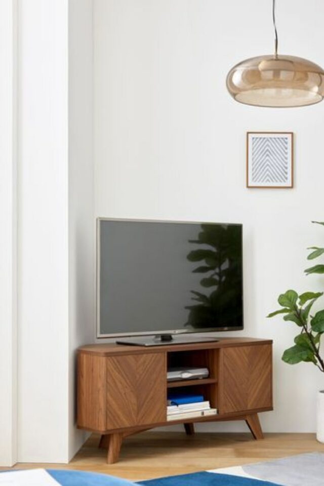 petit salon meuble TV angle gain de place pièce à vivre moderne meuble en bois