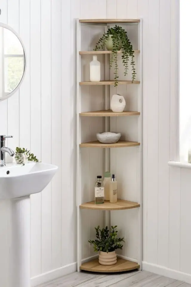 petite salle de bain rangement angle meuble avec étagères en bois et blanc moderne 