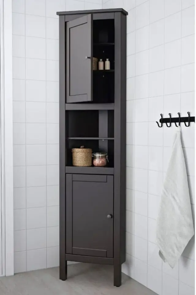 petite salle de bain rangement angle meuble avec porte et étagère gris pratique