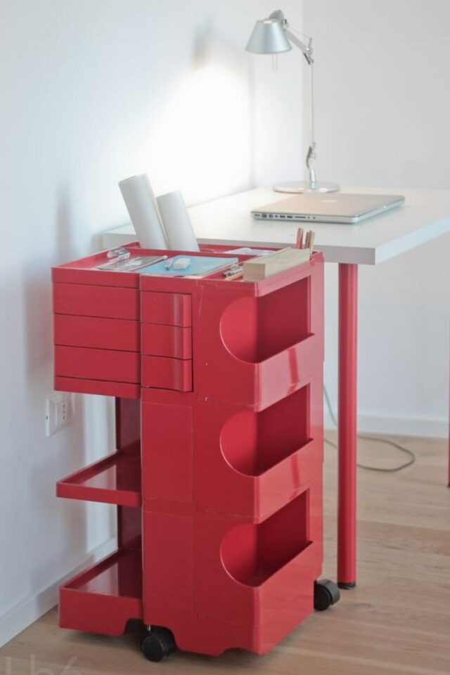 rangement appoint design annees 70 desserte avec tiroir en plastique rouge pratique fonctionnel