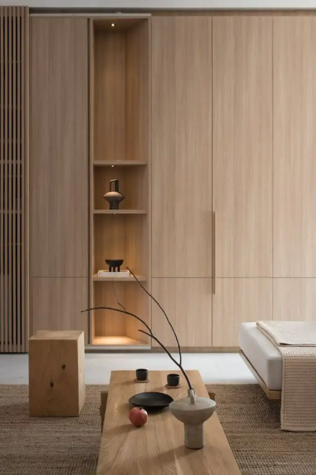 renovation maison zen minimaliste aménagement meuble sur-mesure grand placard en bois avec niche et éclairage intégré 
