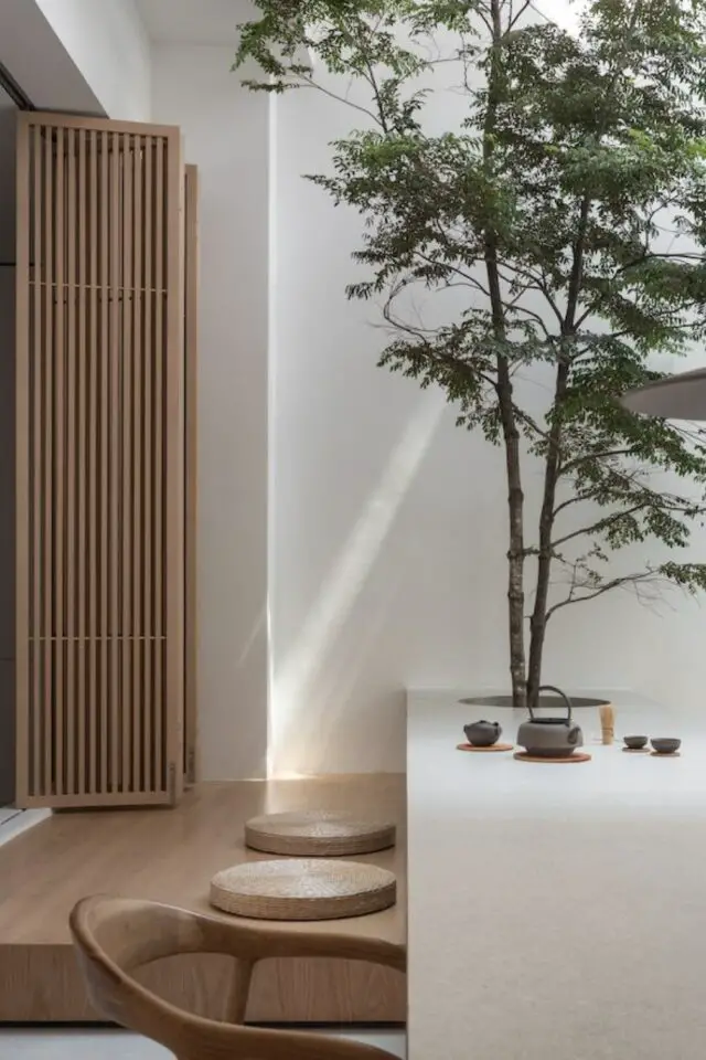 renovation maison zen minimaliste aménagement estrade en bois table originale arbre intérieur