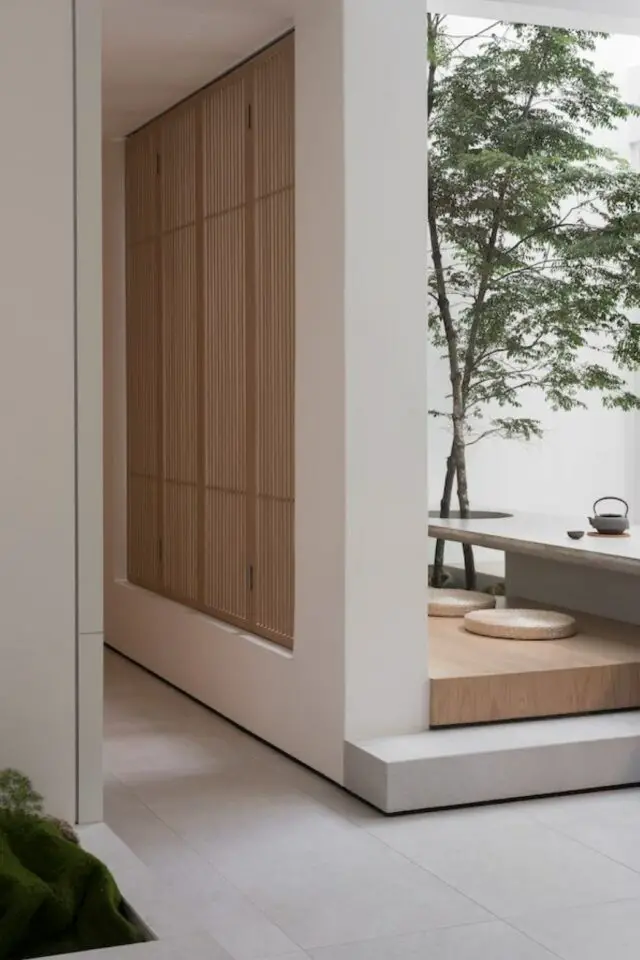 renovation maison zen minimaliste aménagement séparation cuisine et salle à manger ouverte espace détente japonais table basse arbre intérieur