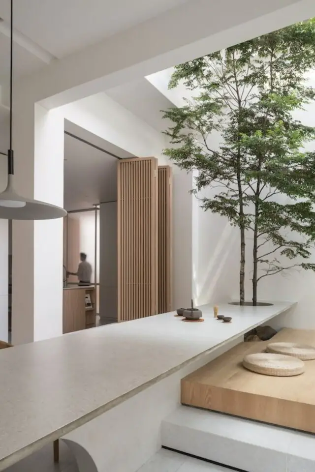 renovation maison zen minimaliste aménagement arbre intérieur aménagement vertical table japonaise béton comptoir sérénité puit de lumière 