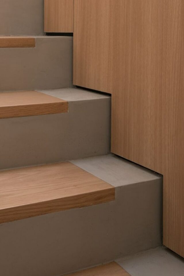 renovation maison zen minimaliste aménagement détail escaliers bois et béton original 