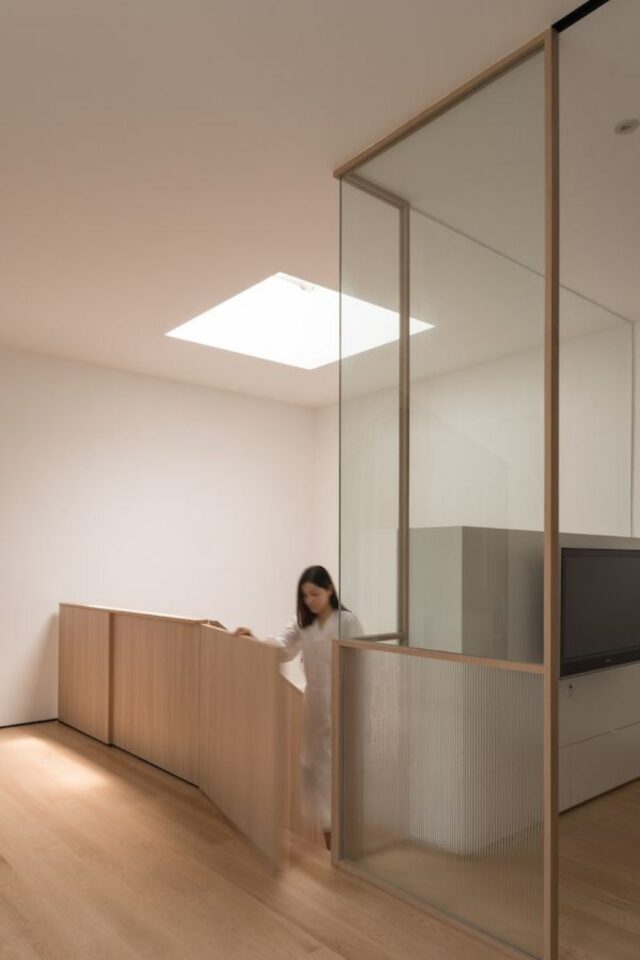 renovation maison zen minimaliste aménagement escaliers pratiques avec enfant barrière en bois cloison vitrée salon d'appoint 