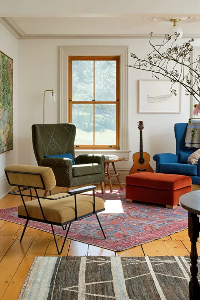 style maison de campagne rustique et moderne mélange de fauteuil dépareillés couleurs et styles jaune bleu vert terracotta tapis