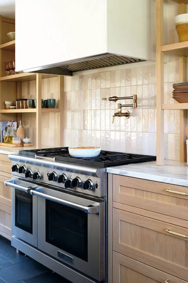 style maison de campagne rustique et moderne crédence cuisine carrelage mural tonalité beige piano de cuisson moderne