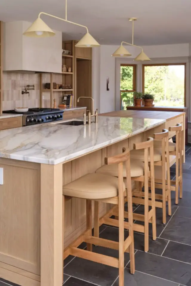 style maison de campagne rustique et moderne grand îlot de cuisine pour 4 personnes tabouret en bois plan de travail bois et marbre