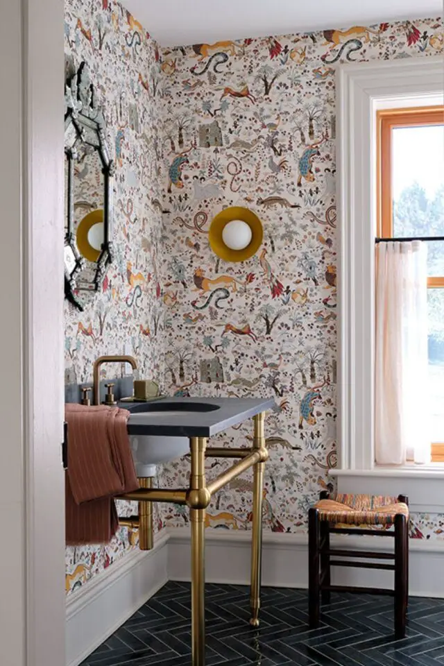 style maison de campagne rustique et moderne salle de bain d'appoint papier peint fond blanc motif floral et animaux carrelage sombre meuble lavabo en laiton