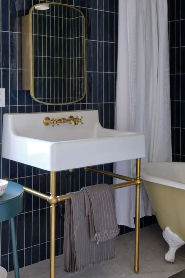 style maison de campagne rustique et moderne salle de bain parentale carrelage métro bleu nuit miroir robinet et pied de lavabo en laiton baignoire ancienne sur pied