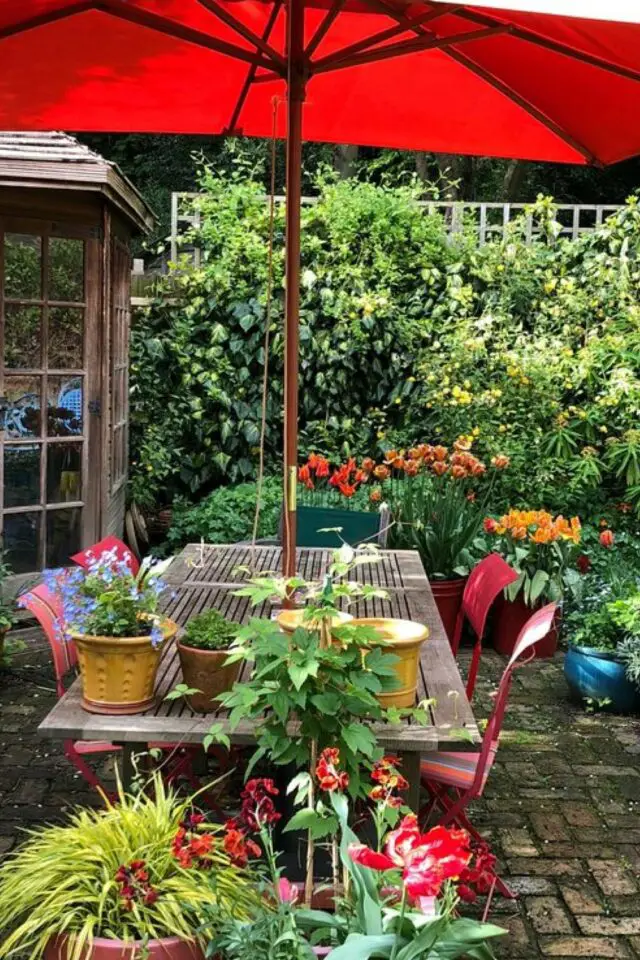 amenagement terrasse pot de fleurs été déco de table et posés sur les pavés au sol tulipe 