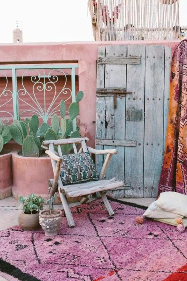 amenagement terrasse pot de fleurs grand format béton peinture peint couleur terracotta et mur extérieur hacienda balustrade vert pastel cactus  