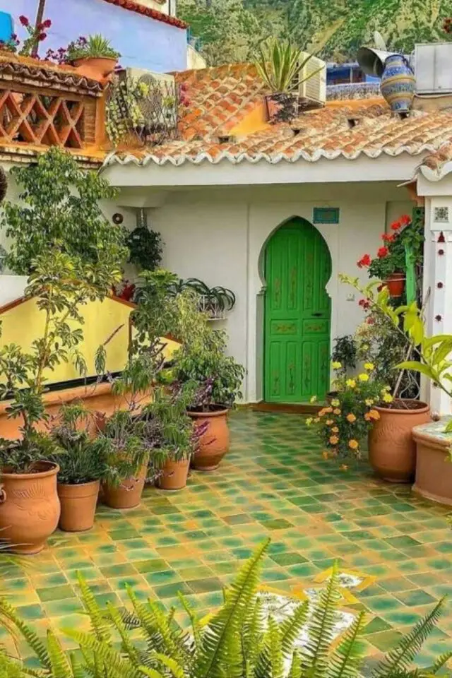 amenagement terrasse pot de fleurs en terre cuite différente taille arbuste et fleur esprit marocain couleur naturelle 