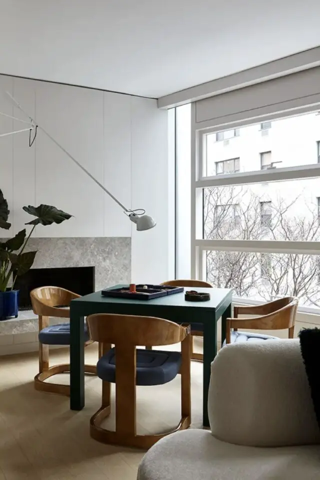 appartement design mid century francais coin repas table carré chaise design vintage années 50 cheminée épurée