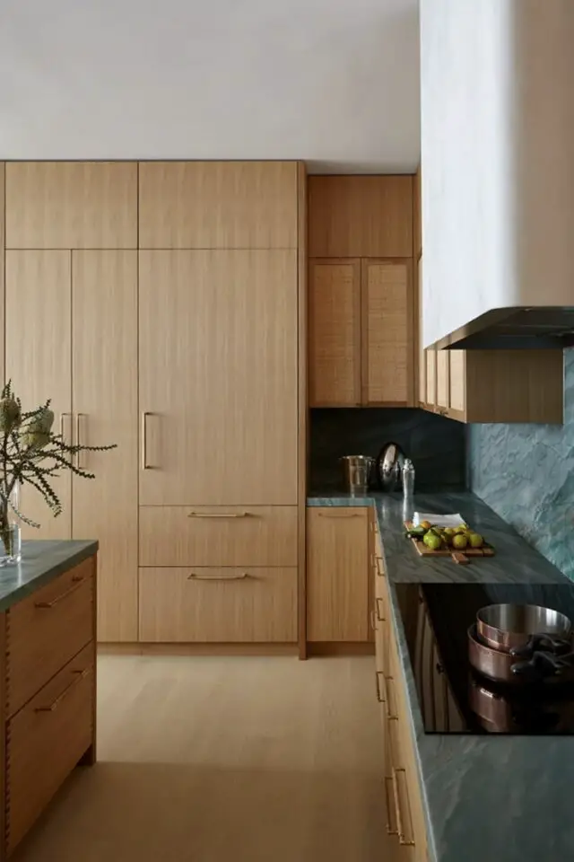 appartement design mid century francais cuisine vintage mobilier en bois porte en cannage plan de travail quartz vert