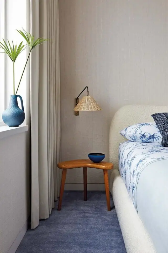 appartement design mid century francais chambre à coucher chic et élégante couleur neutre applique murale table de chevet design années 50 