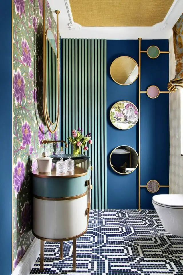 creer interieur art deco salle de bain élégante sol en mosaïque bleu et blanche peinture plafond or