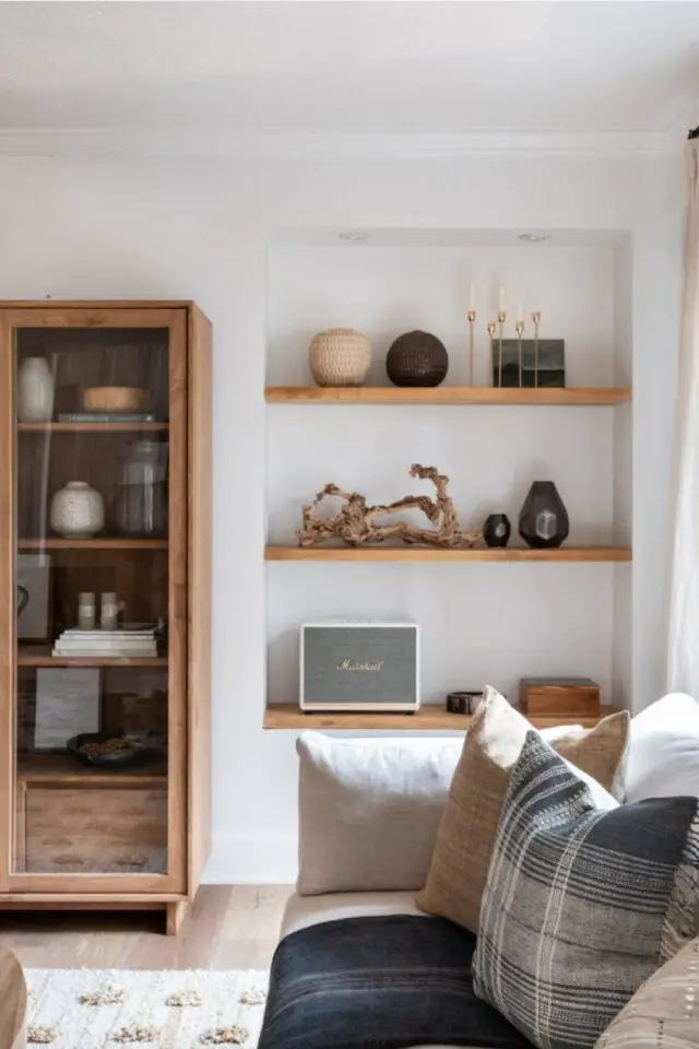 décor de salon élégant et confortable blanc et bois meuble vitrine étagère niche canapé écru coussins 