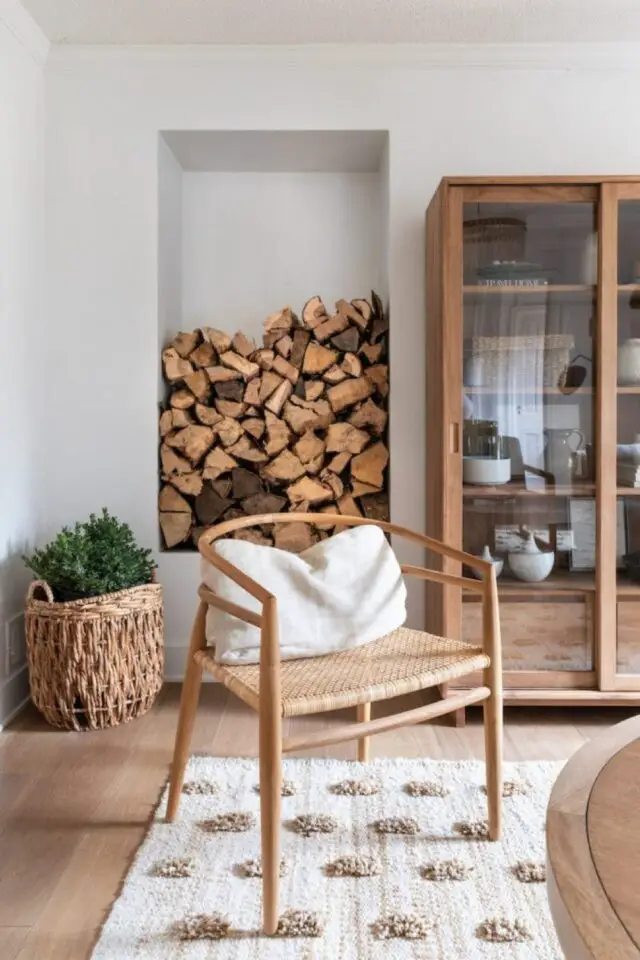 niche rangement bois cheminée salon moderne meuble vitrine en bois fauteuil assise en cannage