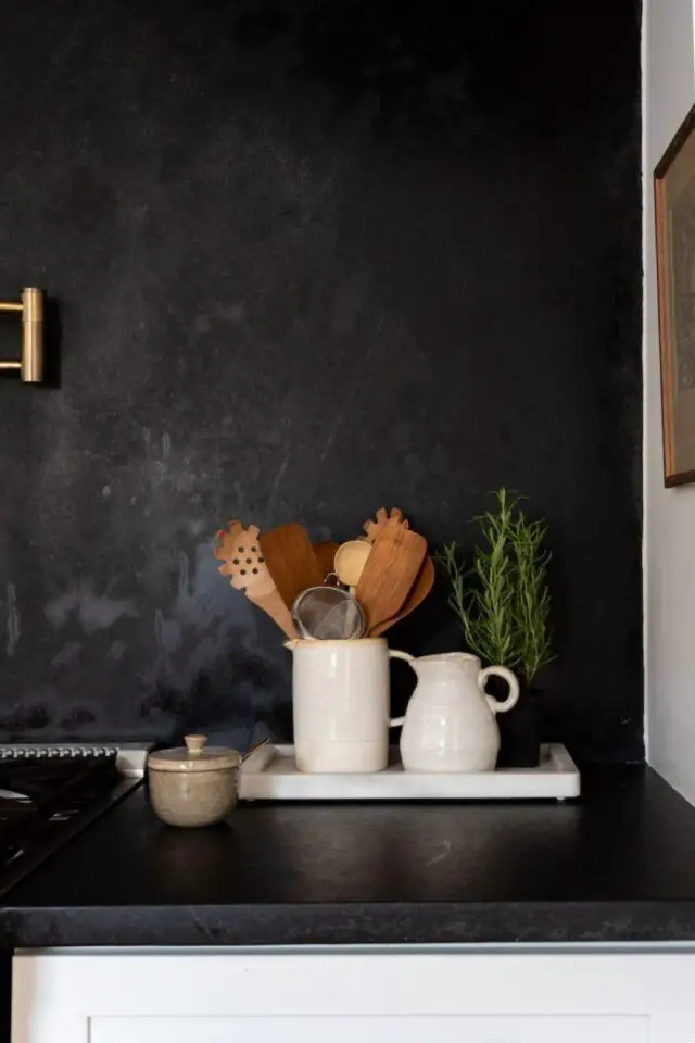 Détail déco plan de travail cuisine petit pot avec ustensiles en bois couleur écru simple et élégant