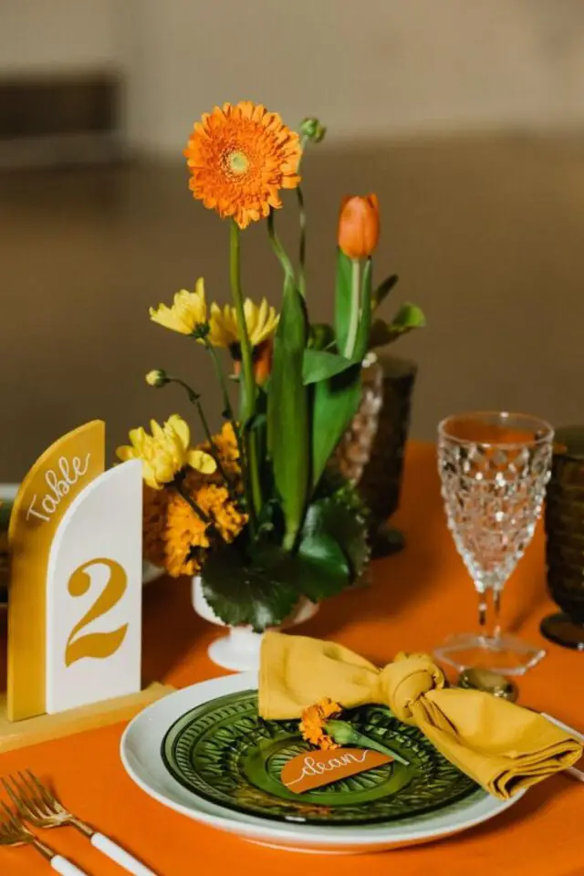 decoration mariage theme groovy déco de table orange et hayne petit bouquet simple vaisselle vintage numéro de table arche