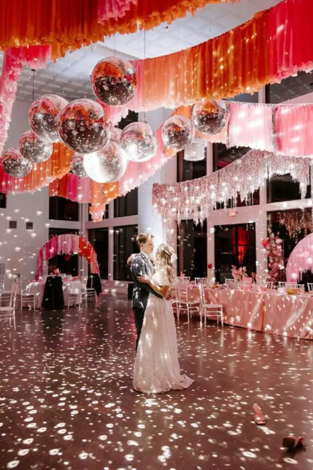 decoration mariage theme groovy décor plafond salle piste de danse boules à facettes et couleurs disco orange rose vintage